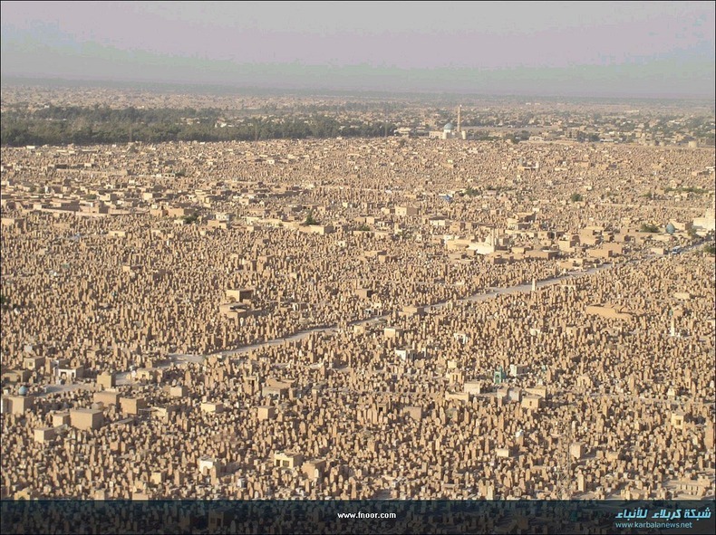 Auf dem Satellitenbild sieht es aus wie eine grosse Stadt in der Wüste … aber was sind das für kleine Bauten?