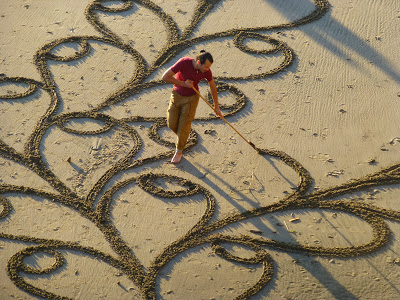 Ein einfacher Rechen am Strand … zaubert die schönsten vergänglichen Ornamente